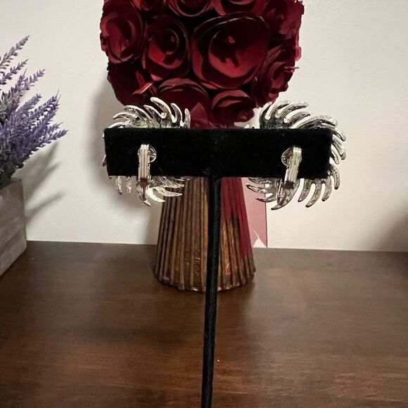 Sarah Coventry Vintage 1 1/8" Flower Star Clip Earrings - Picture 4 of 4